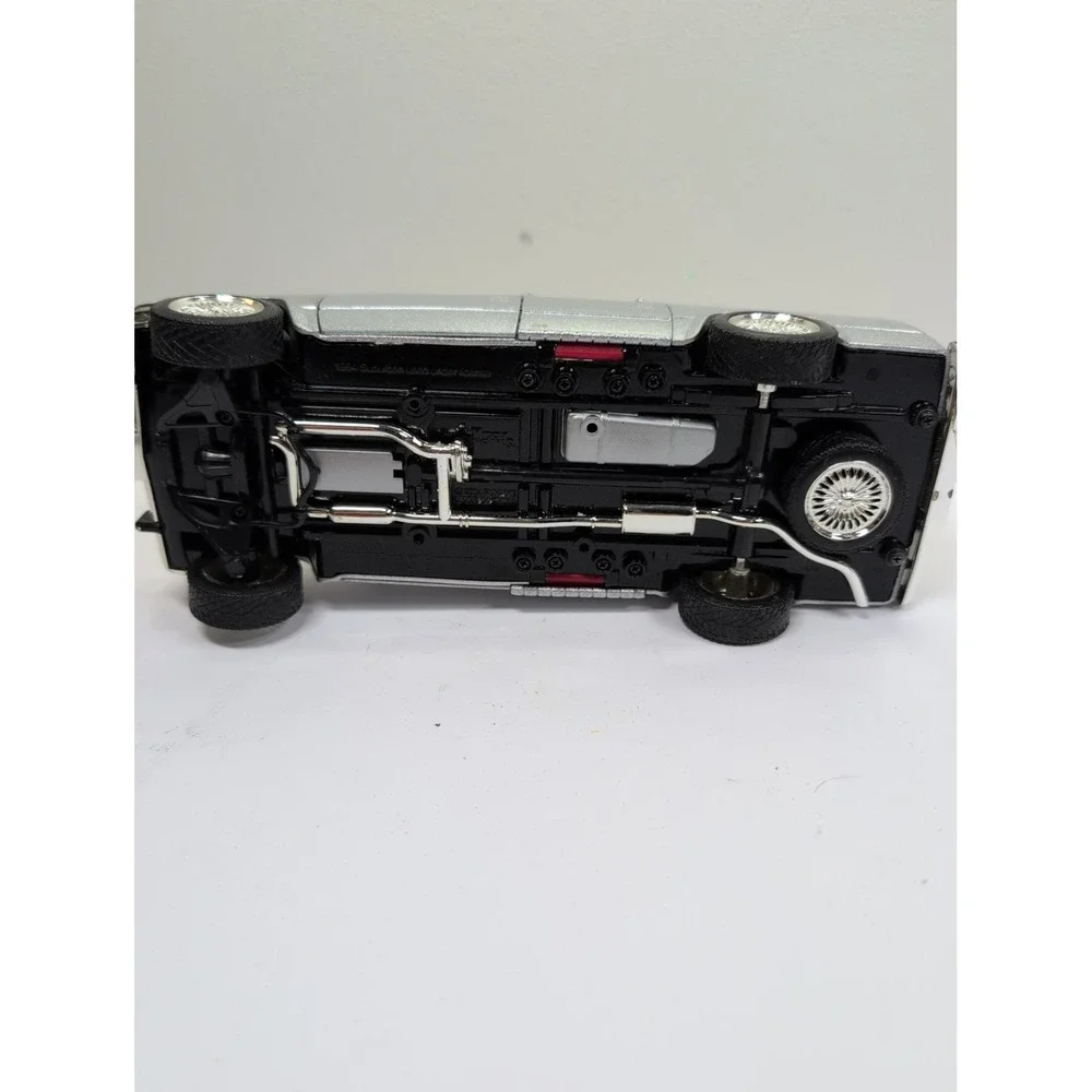 Funline 2004 Muscle Machines 1994 Suburban Traveling Wedding Chapel 1:64